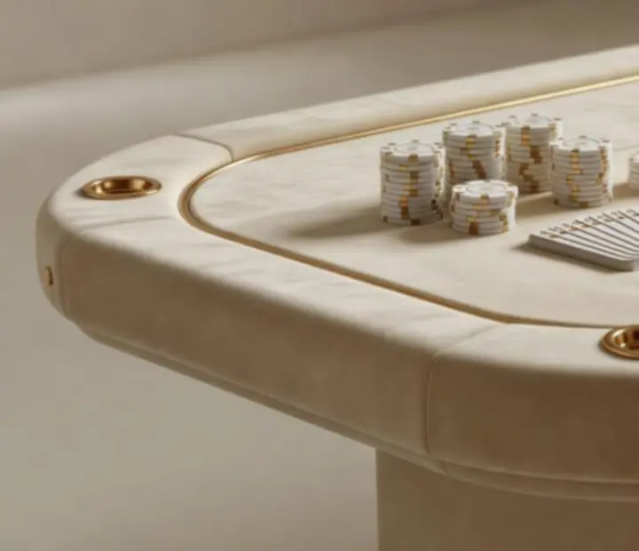 Detail luxusního pokerového stolu se žetony a kartami